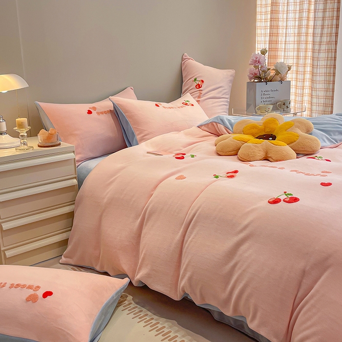 91家纺网 家纺一手货源 找家纺 懒猫家纺 2025新款牛奶绒毛巾绣四件套 小樱桃