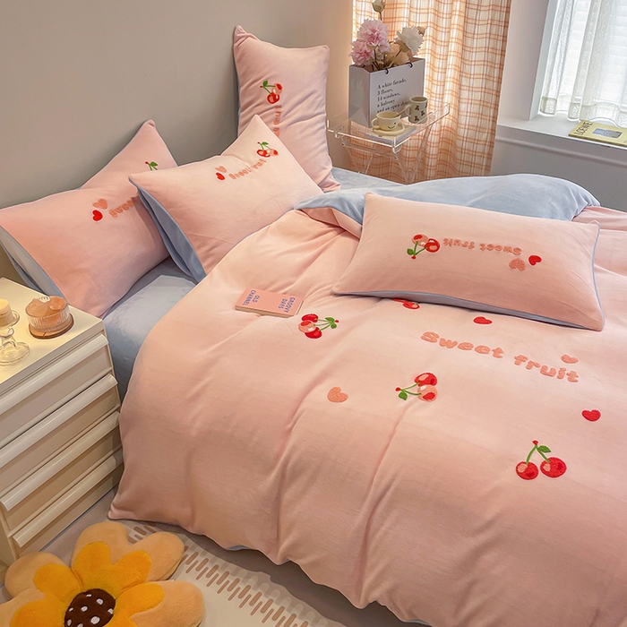 91家纺网 家纺一手货源 找家纺 懒猫家纺 2025新款牛奶绒毛巾绣四件套 小樱桃