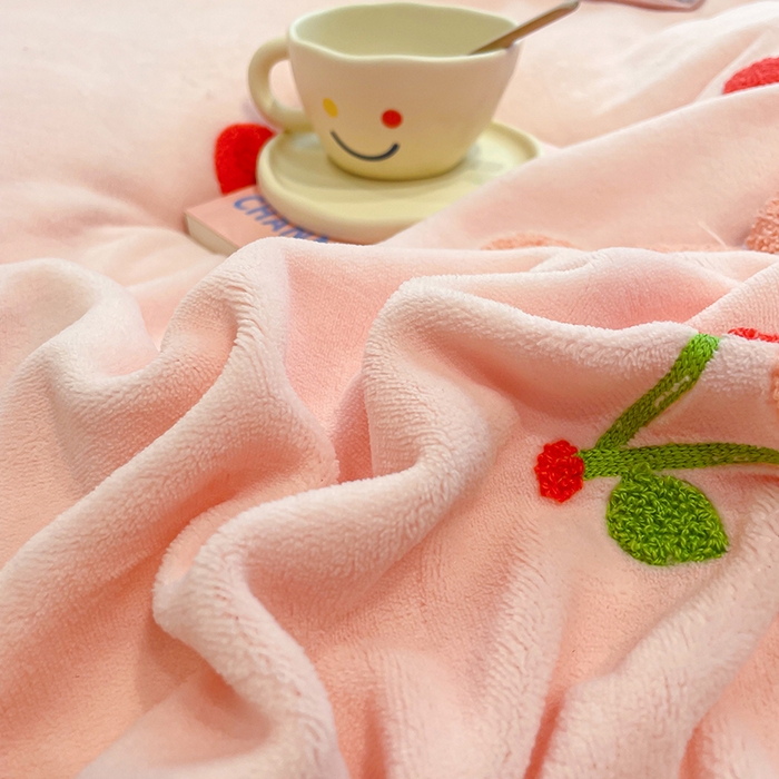 91家纺网 家纺一手货源 找家纺 懒猫家纺 2025新款牛奶绒毛巾绣四件套 小樱桃