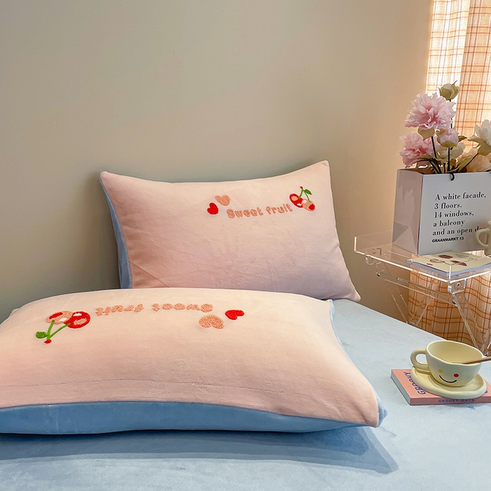 91家纺网 家纺一手货源 找家纺 懒猫家纺 2025新款牛奶绒毛巾绣四件套 小樱桃