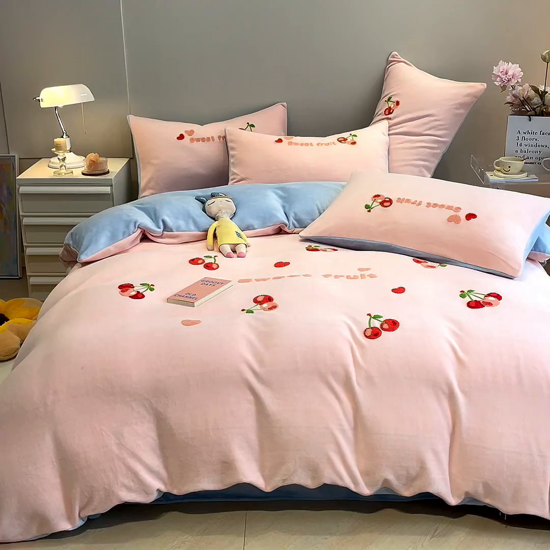 91家纺网 家纺一手货源 找家纺 懒猫家纺 2025新款牛奶绒毛巾绣四件套 小樱桃