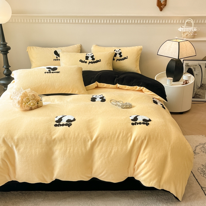 91家纺网 家纺一手货源 找家纺 懒猫家纺 2025新款牛奶绒毛巾绣四件套 慵懒熊猫