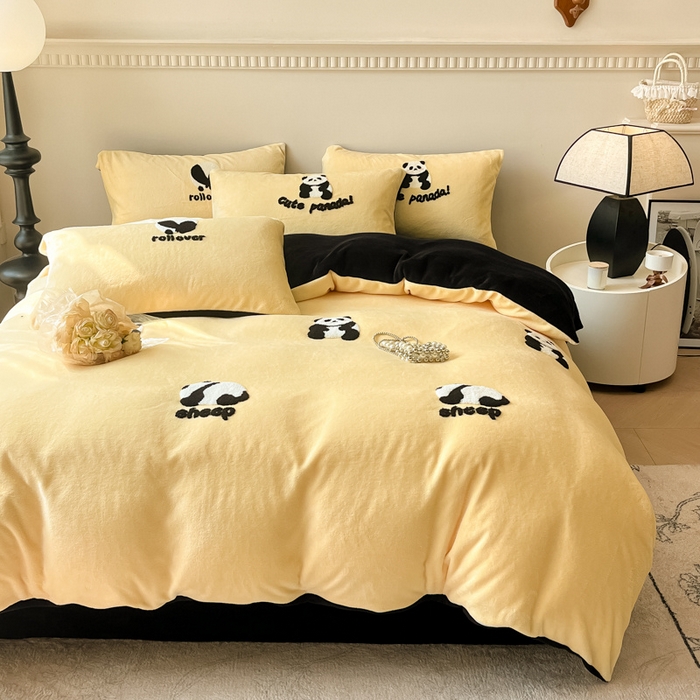 91家纺网 家纺一手货源 找家纺 懒猫家纺 2025新款牛奶绒毛巾绣四件套 慵懒熊猫