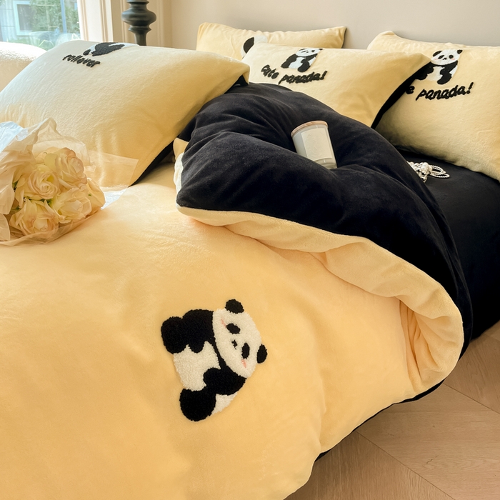 91家纺网 家纺一手货源 找家纺 懒猫家纺 2025新款牛奶绒毛巾绣四件套 慵懒熊猫