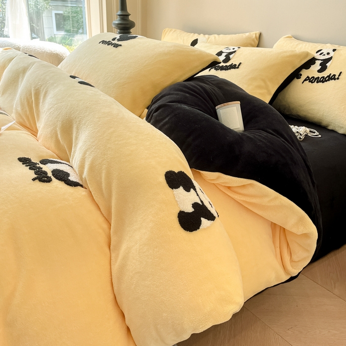 91家纺网 家纺一手货源 找家纺 懒猫家纺 2025新款牛奶绒毛巾绣四件套 慵懒熊猫