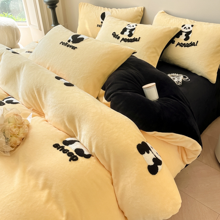 91家纺网 家纺一手货源 找家纺 懒猫家纺 2025新款牛奶绒毛巾绣四件套 慵懒熊猫