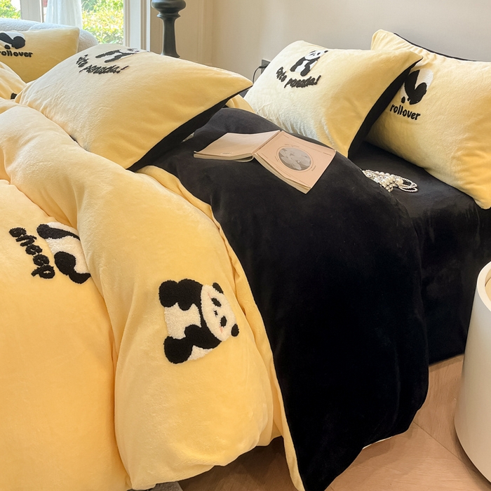 91家纺网 家纺一手货源 找家纺 懒猫家纺 2025新款牛奶绒毛巾绣四件套 慵懒熊猫