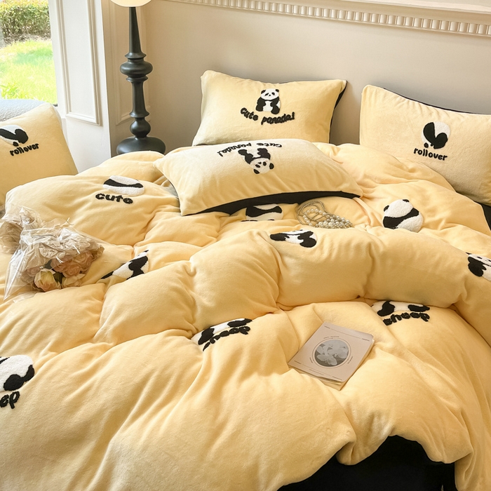 91家纺网 家纺一手货源 找家纺 懒猫家纺 2025新款牛奶绒毛巾绣四件套 慵懒熊猫