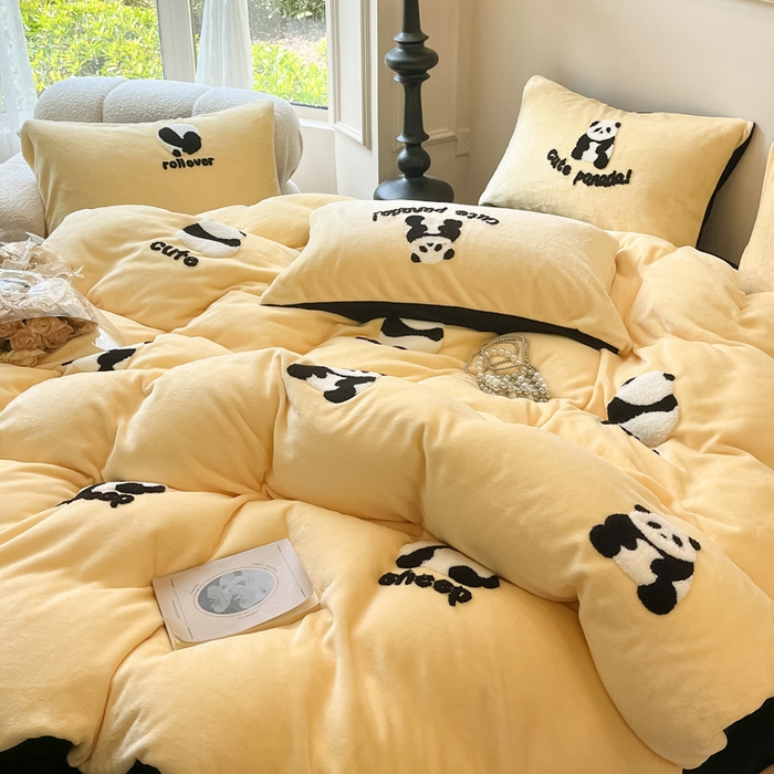 91家纺网 家纺一手货源 找家纺 懒猫家纺 2025新款牛奶绒毛巾绣四件套 慵懒熊猫