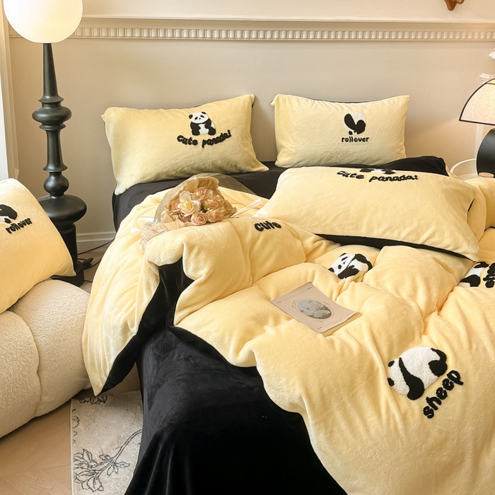 91家纺网 家纺一手货源 找家纺 懒猫家纺 2025新款牛奶绒毛巾绣四件套 慵懒熊猫