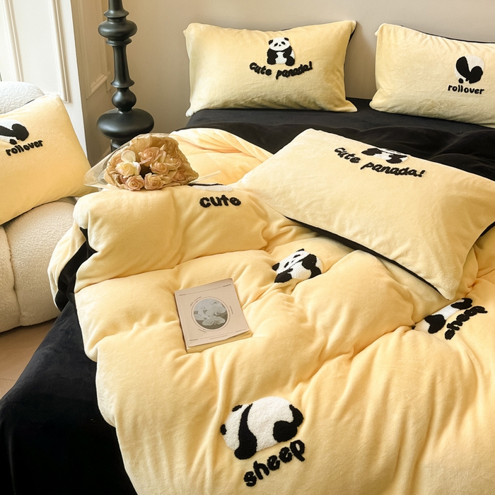 91家纺网 家纺一手货源 找家纺 懒猫家纺 2025新款牛奶绒毛巾绣四件套 慵懒熊猫