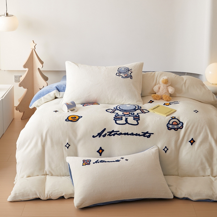 91家纺网 家纺一手货源 找家纺 懒猫家纺 2025新款牛奶绒毛巾绣四件套 宇航员