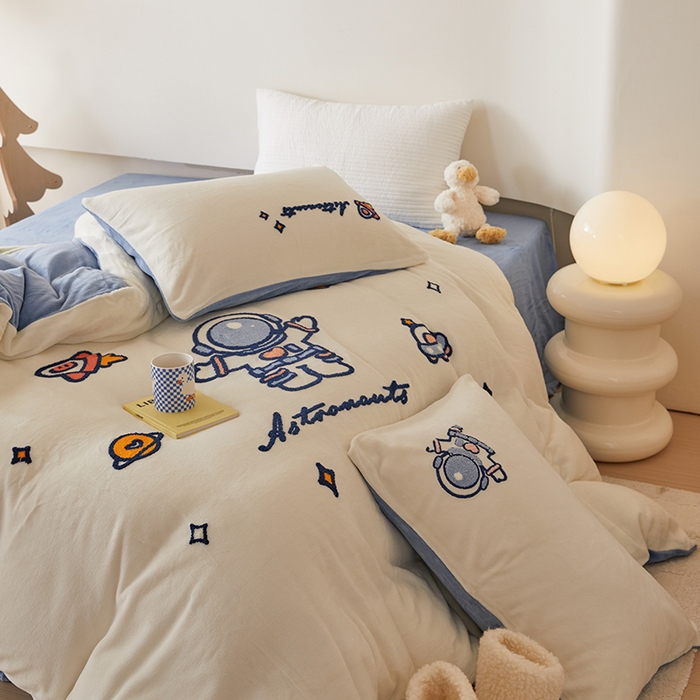 91家纺网 家纺一手货源 找家纺 懒猫家纺 2025新款牛奶绒毛巾绣四件套 宇航员