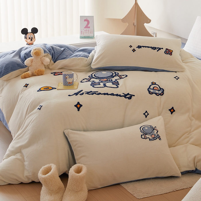 91家纺网 家纺一手货源 找家纺 懒猫家纺 2025新款牛奶绒毛巾绣四件套 宇航员