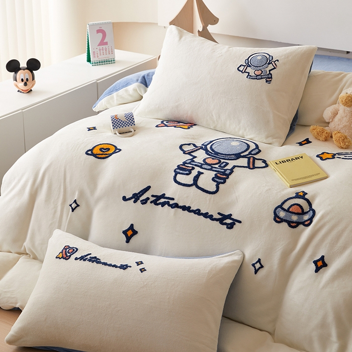 91家纺网 家纺一手货源 找家纺 懒猫家纺 2025新款牛奶绒毛巾绣四件套 宇航员