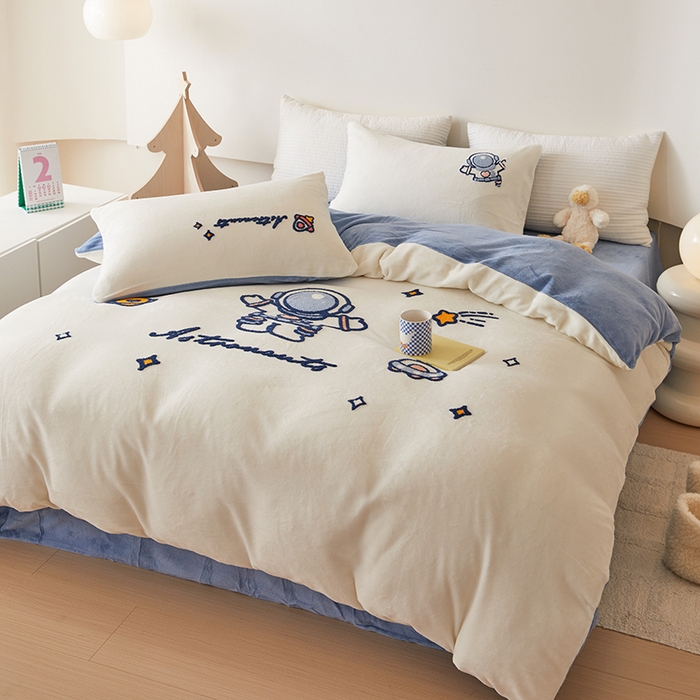 91家纺网 家纺一手货源 找家纺 懒猫家纺 2025新款牛奶绒毛巾绣四件套 宇航员