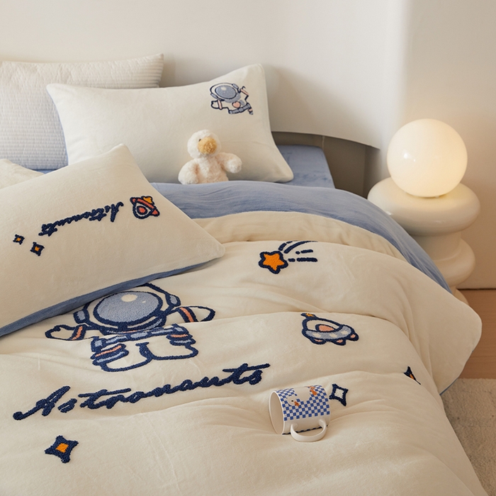 91家纺网 家纺一手货源 找家纺 懒猫家纺 2025新款牛奶绒毛巾绣四件套 宇航员