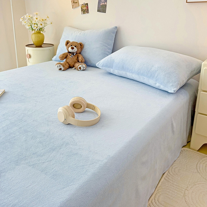 91家纺网 家纺一手货源 找家纺 （总）芷凡家纺 2025新款A类牛奶绒纯色条纹格子床单