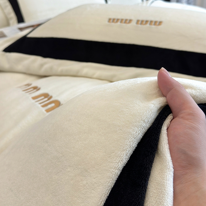 91家纺网 家纺一手货源 找家纺 （总）懒猫家纺 2025新款轻奢拼接牛奶绒四件套-缪斯