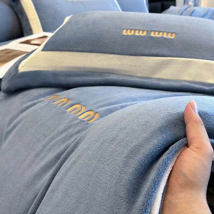 91家纺网 家纺一手货源 找家纺 懒猫家纺 2025新款轻奢拼接牛奶绒四件套-缪斯 缪斯-海珀蓝