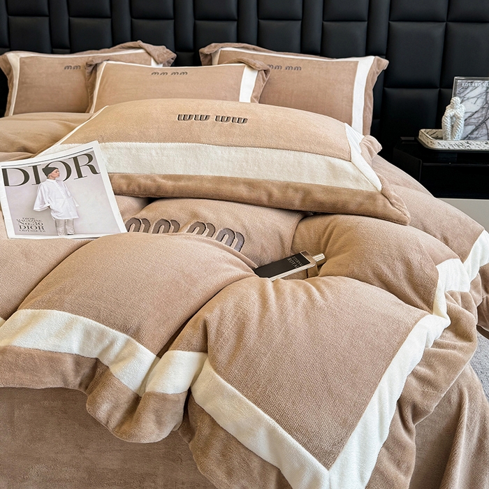 91家纺网 家纺一手货源 找家纺 懒猫家纺 2025新款轻奢拼接牛奶绒四件套-缪斯 缪斯-焦糖栗