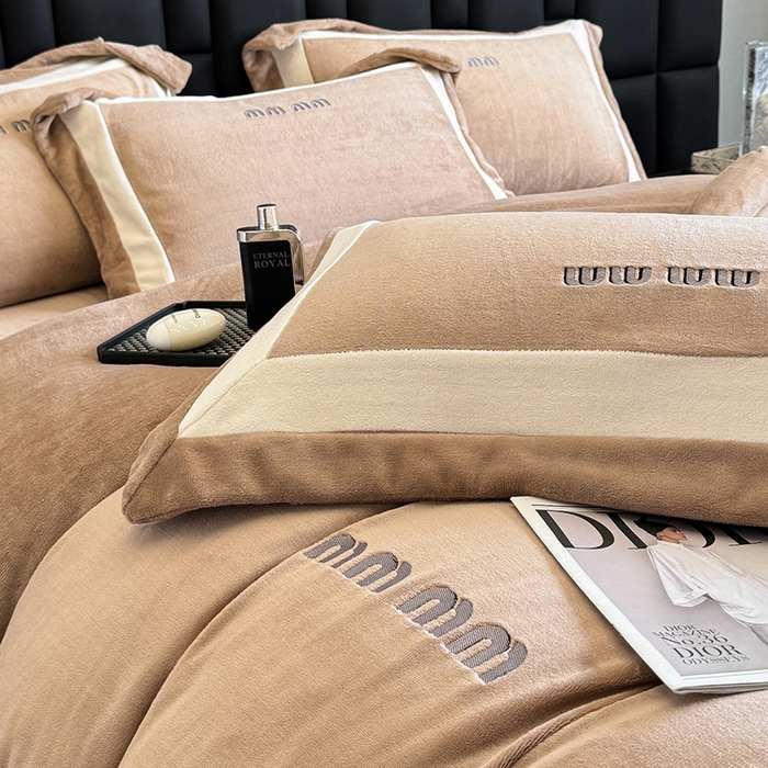 91家纺网 家纺一手货源 找家纺 懒猫家纺 2025新款轻奢拼接牛奶绒四件套-缪斯 缪斯-焦糖栗