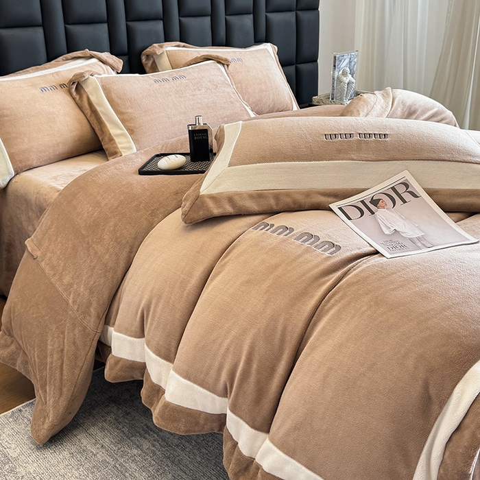 91家纺网 家纺一手货源 找家纺 懒猫家纺 2025新款轻奢拼接牛奶绒四件套-缪斯 缪斯-焦糖栗