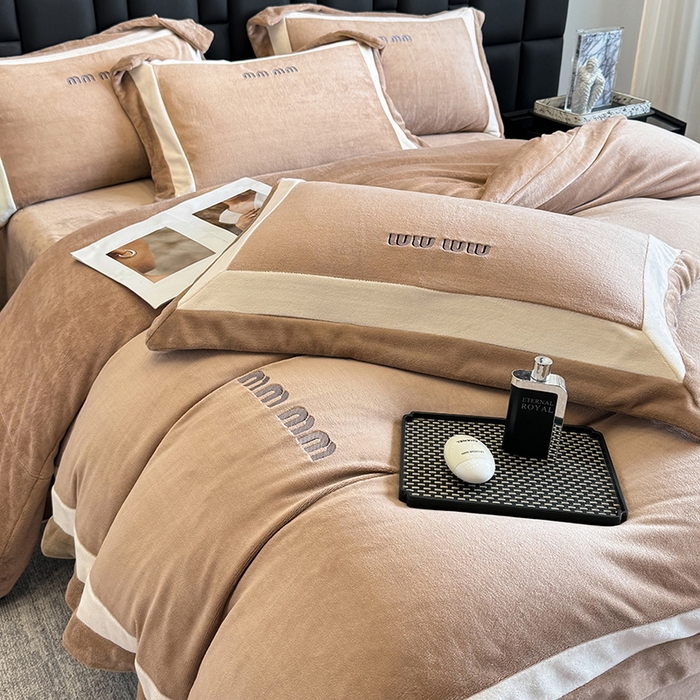 91家纺网 家纺一手货源 找家纺 懒猫家纺 2025新款轻奢拼接牛奶绒四件套-缪斯 缪斯-焦糖栗