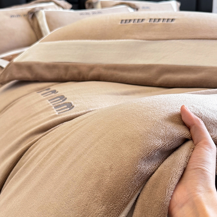 91家纺网 家纺一手货源 找家纺 懒猫家纺 2025新款轻奢拼接牛奶绒四件套-缪斯 缪斯-焦糖栗