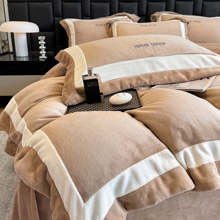 91家纺网 家纺一手货源 找家纺 懒猫家纺 2025新款轻奢拼接牛奶绒四件套-缪斯 缪斯-焦糖栗