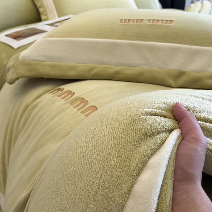 91家纺网 家纺一手货源 找家纺 懒猫家纺 2025新款轻奢拼接牛奶绒四件套-缪斯 缪斯-蕉黄绿