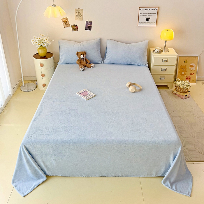 91家纺网 家纺一手货源 找家纺 芷凡家纺 2025新款A类牛奶绒纯色条纹格子床单 牛奶绒床单-浅蓝