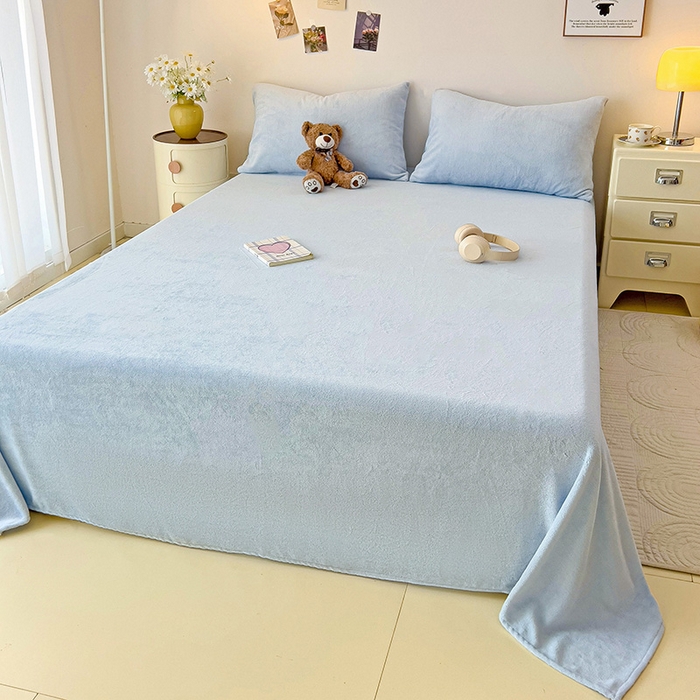 91家纺网 家纺一手货源 找家纺 芷凡家纺 2025新款A类牛奶绒纯色条纹格子床单 牛奶绒床单-浅蓝