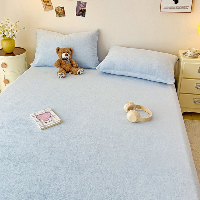 91家纺网 家纺一手货源 找家纺 芷凡家纺 2025新款A类牛奶绒纯色条纹格子床单 牛奶绒床单-浅蓝