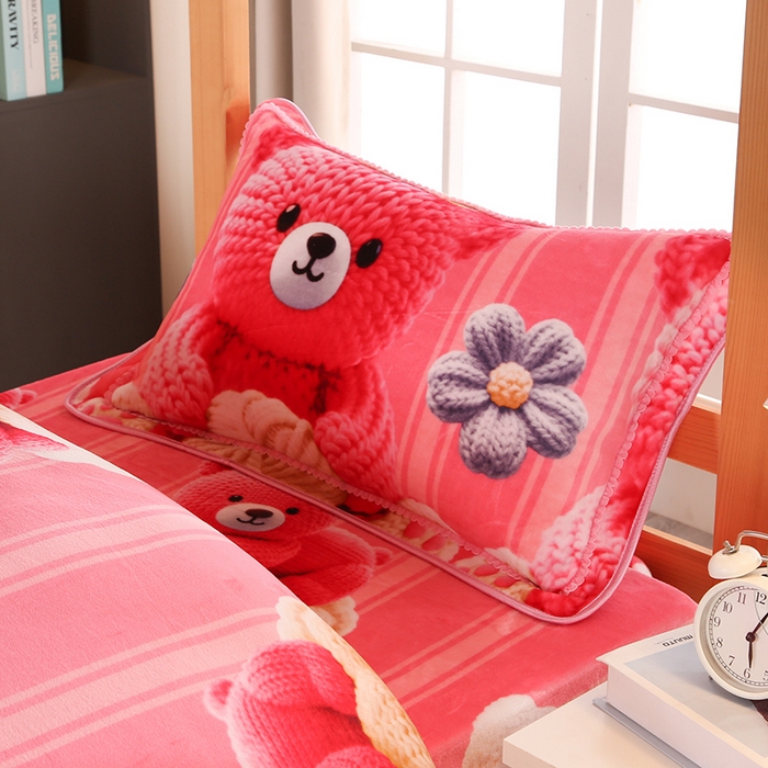 91家纺网 家纺一手货源 找家纺 雨洋家纺 2025新款学生季加厚保暖牛奶绒金貂绒婴儿宝宝学生三件套 毛线熊