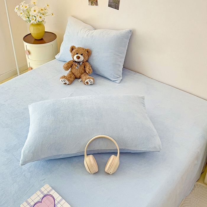 91家纺网 家纺一手货源 找家纺 芷凡家纺 2025新款A类牛奶绒纯色条纹格子床单 牛奶绒床单-浅蓝