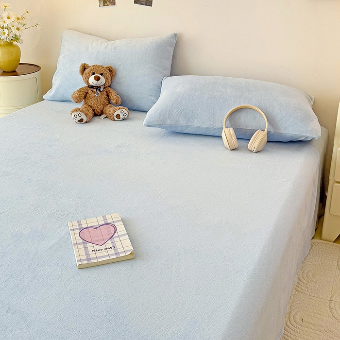 91家纺网 家纺一手货源 找家纺 芷凡家纺 2025新款A类牛奶绒纯色条纹格子床单 牛奶绒床单-浅蓝