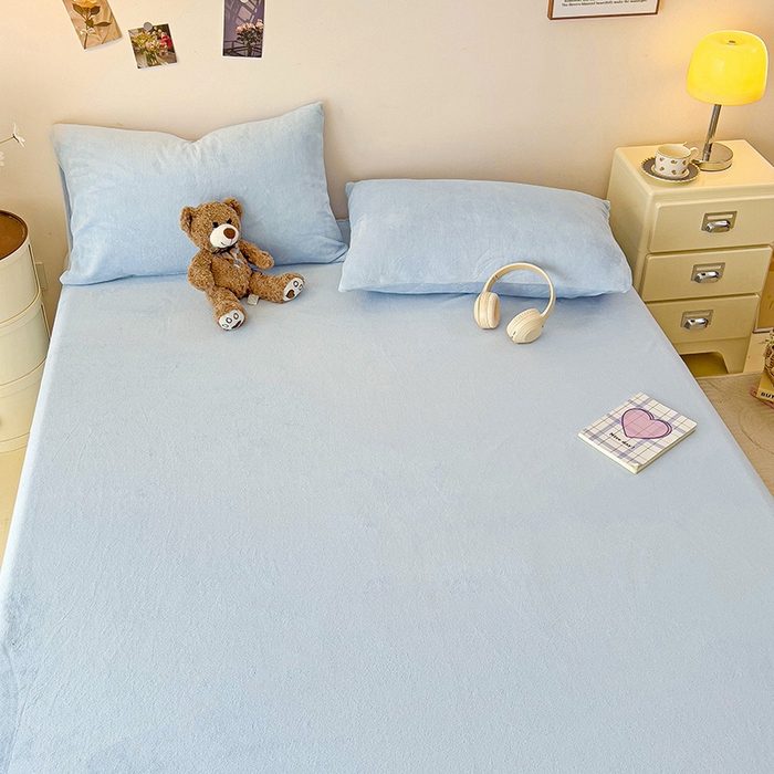 91家纺网 家纺一手货源 找家纺 芷凡家纺 2025新款A类牛奶绒纯色条纹格子床单 牛奶绒床单-浅蓝