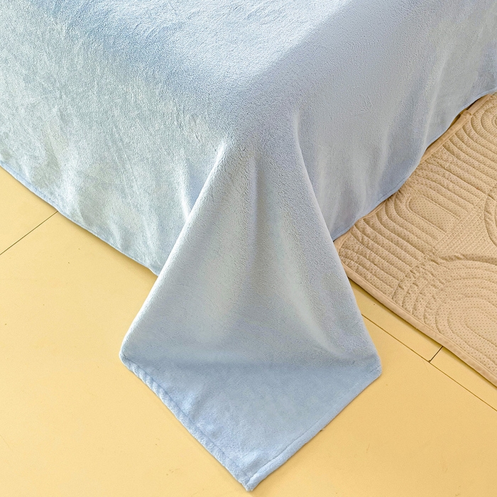 91家纺网 家纺一手货源 找家纺 芷凡家纺 2025新款A类牛奶绒纯色条纹格子床单 牛奶绒床单-浅蓝