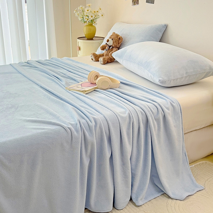 91家纺网 家纺一手货源 找家纺 芷凡家纺 2025新款A类牛奶绒纯色条纹格子床单 牛奶绒床单-浅蓝