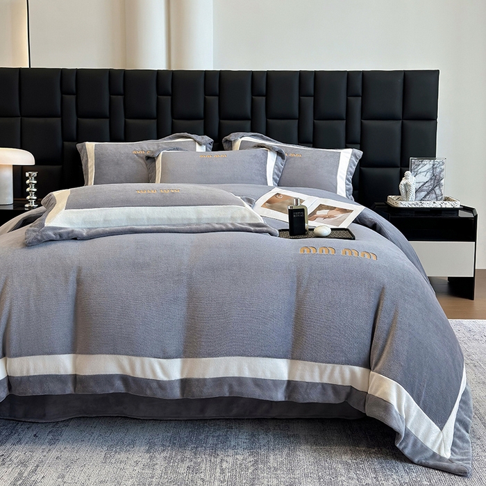 91家纺网 家纺一手货源 找家纺 懒猫家纺 2025新款轻奢拼接牛奶绒四件套-缪斯 缪斯-霜林灰