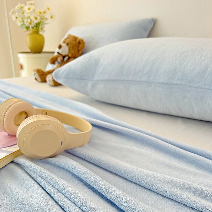 91家纺网 家纺一手货源 找家纺 芷凡家纺 2025新款A类牛奶绒纯色条纹格子床单 牛奶绒床单-浅蓝