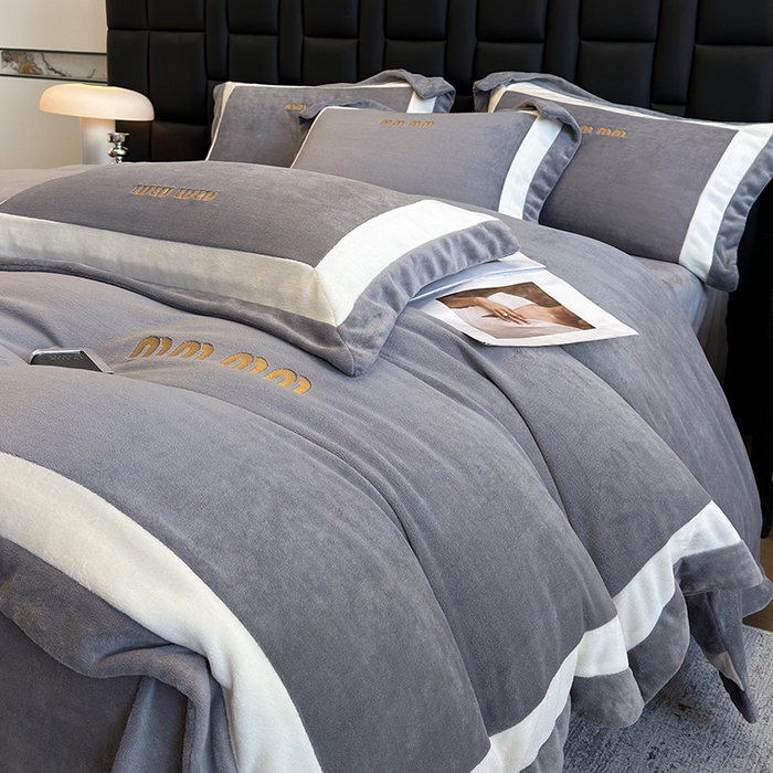 91家纺网 家纺一手货源 找家纺 懒猫家纺 2025新款轻奢拼接牛奶绒四件套-缪斯 缪斯-霜林灰