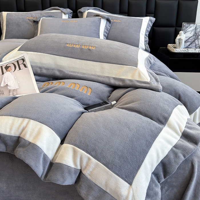 91家纺网 家纺一手货源 找家纺 懒猫家纺 2025新款轻奢拼接牛奶绒四件套-缪斯 缪斯-霜林灰