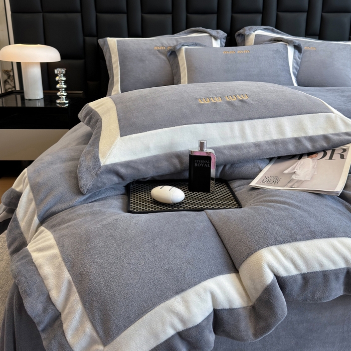 91家纺网 家纺一手货源 找家纺 懒猫家纺 2025新款轻奢拼接牛奶绒四件套-缪斯 缪斯-霜林灰