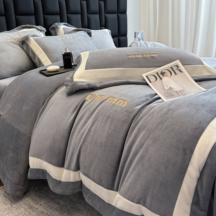 91家纺网 家纺一手货源 找家纺 懒猫家纺 2025新款轻奢拼接牛奶绒四件套-缪斯 缪斯-霜林灰