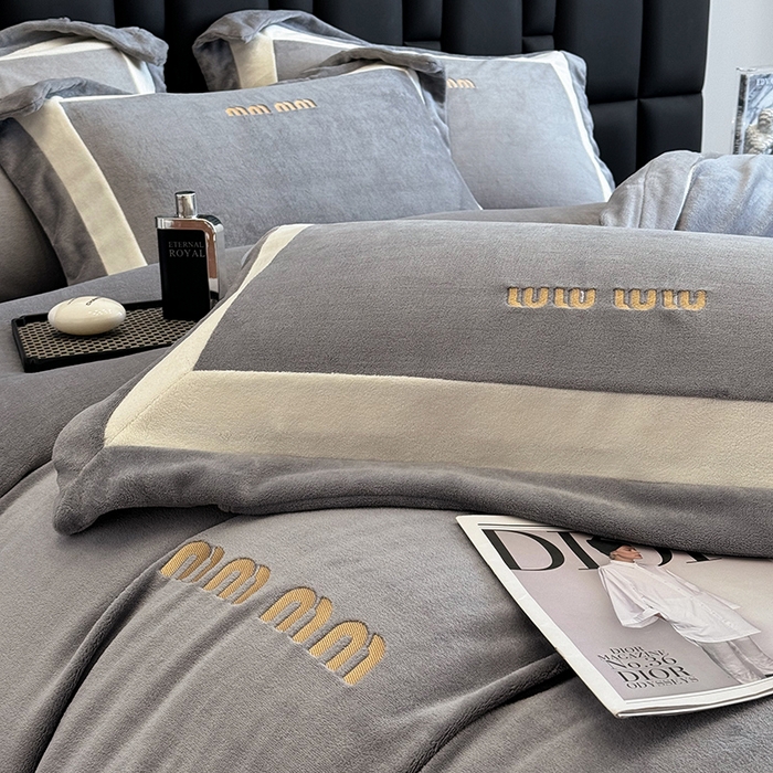 91家纺网 家纺一手货源 找家纺 懒猫家纺 2025新款轻奢拼接牛奶绒四件套-缪斯 缪斯-霜林灰