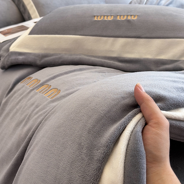 91家纺网 家纺一手货源 找家纺 懒猫家纺 2025新款轻奢拼接牛奶绒四件套-缪斯 缪斯-霜林灰