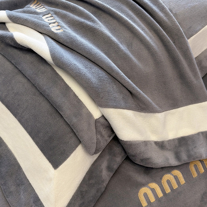 91家纺网 家纺一手货源 找家纺 懒猫家纺 2025新款轻奢拼接牛奶绒四件套-缪斯 缪斯-霜林灰