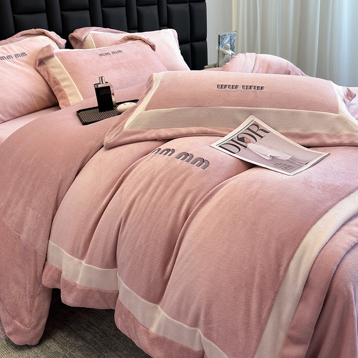 91家纺网 家纺一手货源 找家纺 懒猫家纺 2025新款轻奢拼接牛奶绒四件套-缪斯 缪斯-桃喜粉